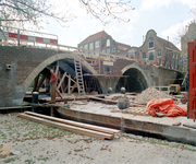 828224 Gezicht op de Vollersbrug te Utrecht, tijdens de restauratie, vanaf de oostzijde van de Oudegracht, met rechts ...